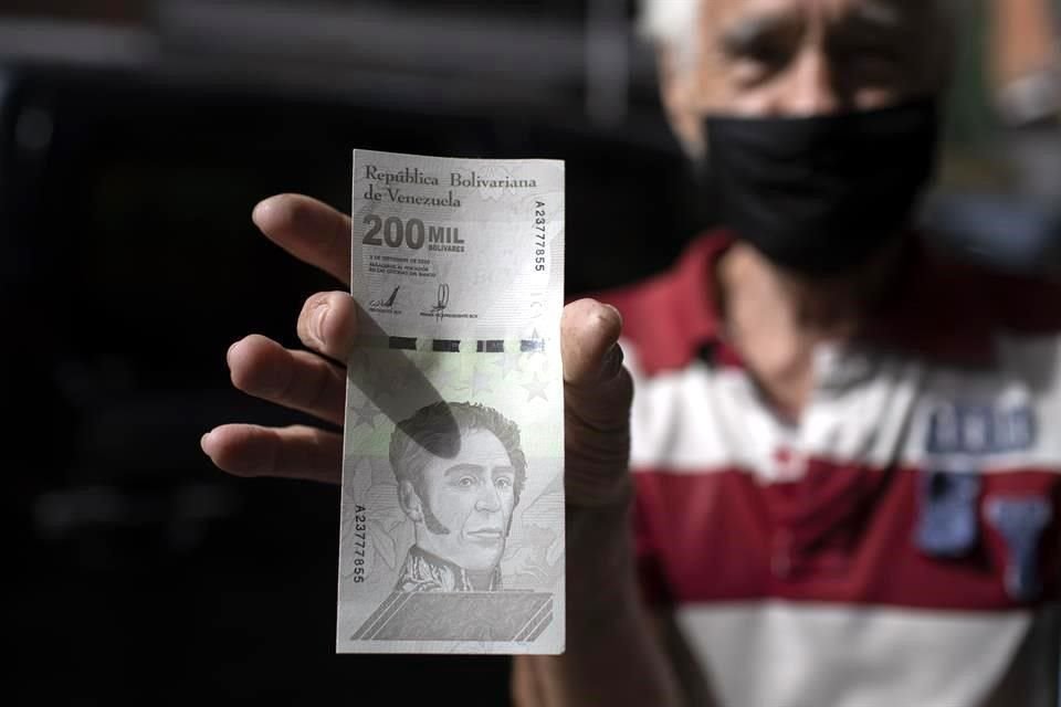 Los billetes de 500 mil y un millón de bolívares suman en conjunto menos de un dólar.