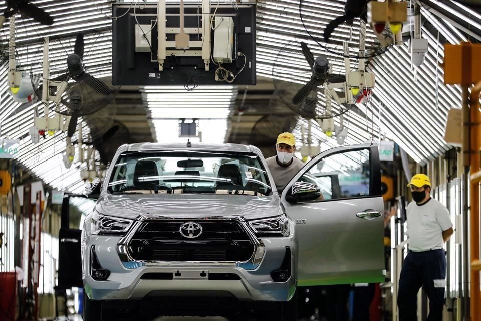 Toyota citó una escasez no especificada de petroquímicos en algunas plantas de América del Norte. La escasez afectaría la producción en fábricas de Kentucky y México.