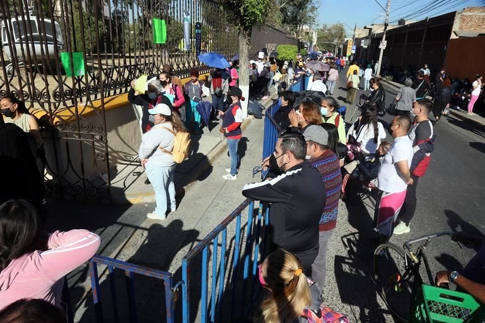En Guadalajara lo que abundan por calles aledañas a puntos de vacunación son adultos mayores que esperaron en vano que alguna dosis sobrara.