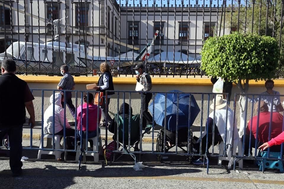 Cinco funcionarios fueron detenidos en el CODE Paradero, por intentar beneficiar con la vacuna covid a sus familiares, metiéndose a la fila.