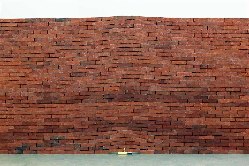 'El castillo', de Jorge Méndez Blake, un muro de ladrillos de 14 metros de largo que se construye encima de un ejemplar de la novela homónima inacabada de Franz Kafka.