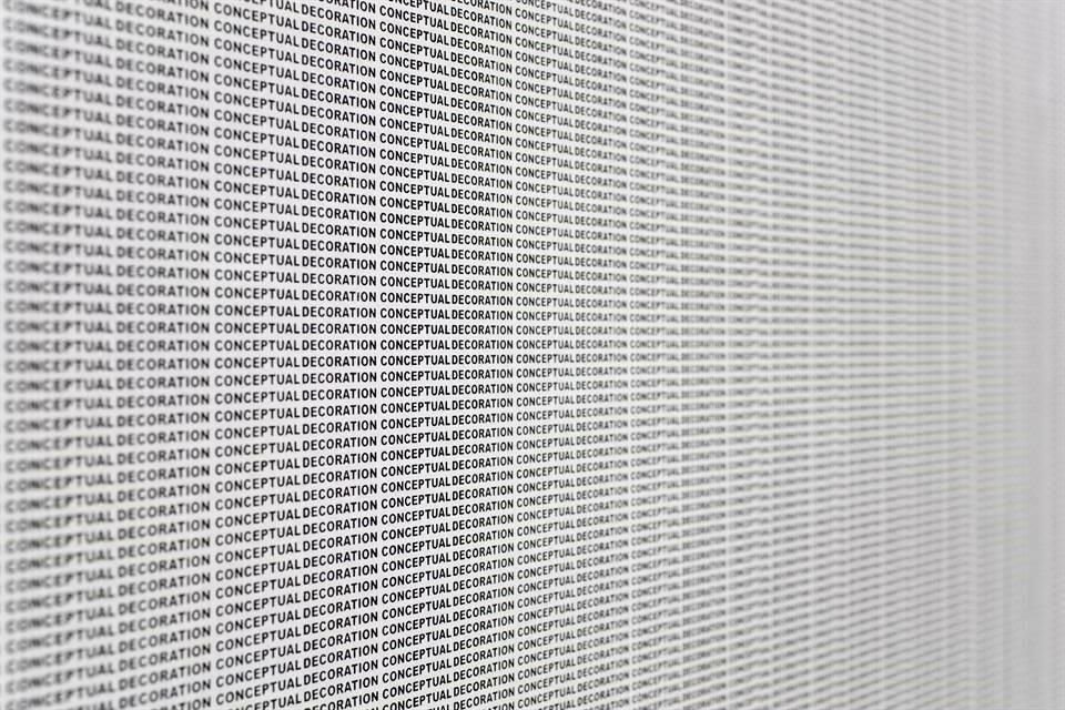 En la muestra, por primera vez se exhibe en América 'Conceptual Decoration Silver and Black Wallpaper', de Stefan Brüggemann, obra que abarcará aproximadamente 100 metros de los muros de la Galería 2 del Museo Jumex.