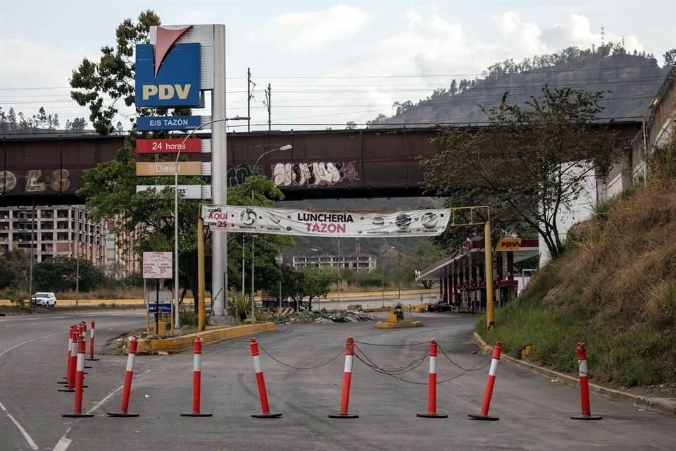 Vista de la entrada de una estación de servicio sin diesel en Caracas.