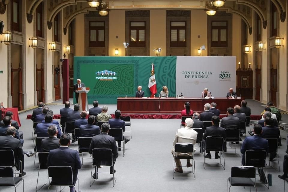 El Presidente y los Gobernadores reunidos en Palacio Nacional.