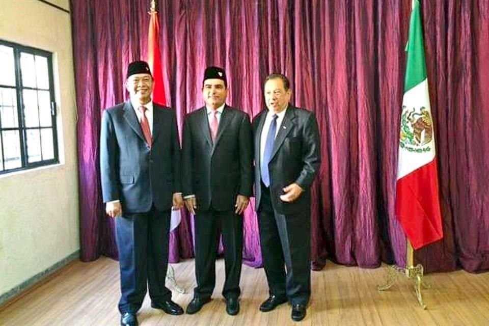 2014: Hamdani Djafar y José Mariano Castillo, embajador de Indonesia y Honduras en México, con el paquistaní.