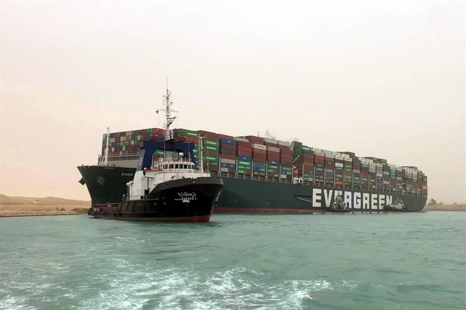 Bloqueo de trnsito por carguero varado en Canal de Suez, Egipto, afecta sistema de transporte de mercancas, de por s golpeado por Covid.
