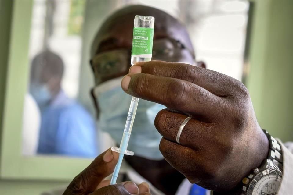 Un médico en Kenia sostiene un vial de la vacuna contra Covid-19 de AstraZeneca, que fue fabricada por el Instituto Serum en India.