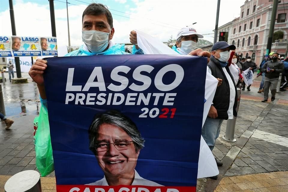Simpatizantes del candidato a la presidencia de Ecuador Guillermo Lasso participan en una caravana como parte del cierre de campaña, esta semana, en Quito.