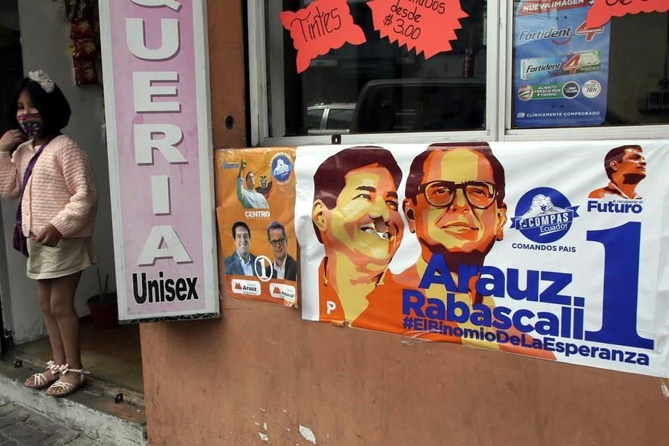 Promocionales de la candidatura presidencial de Arauz en una peluquería de Quito.