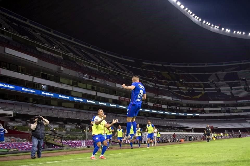 Cruz Azul se afianzó en el liderato.