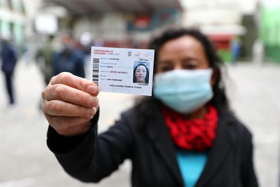 Una mujer acude a la segunda ronda de la elección presidencial en Ecuador.