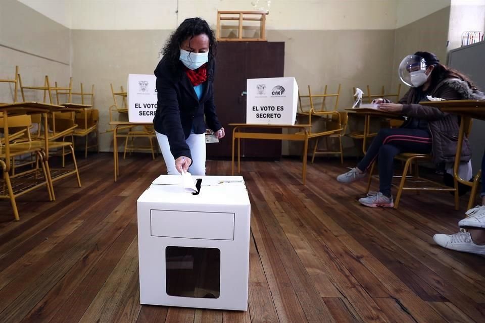 Los ecuatorianos acuden a las urnas de la segunda ronda presidencial.