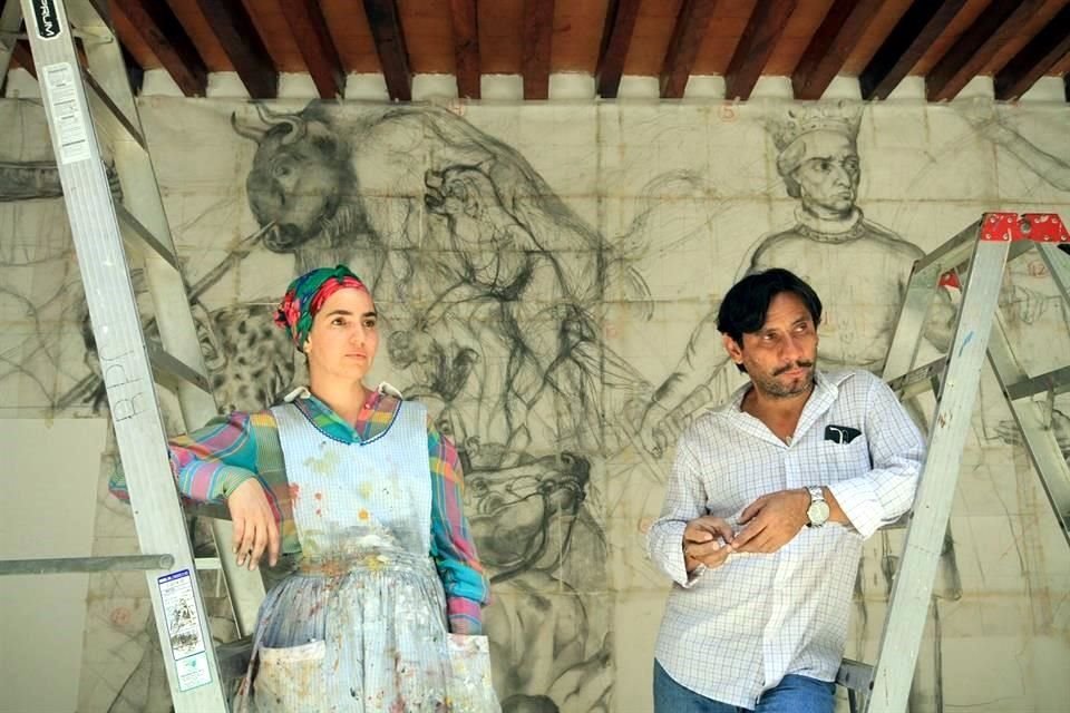 Siegrid Wiese y Jesús González trazaron en días pasados el boceto del mural en la Biblioteca Pública de Oaxaca.