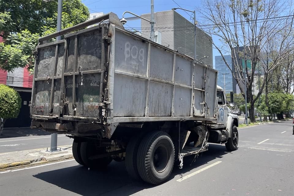 Camiones de basura contaminantes y obsoletos, circulan por calles de la Alcaldía Benito Juárez.