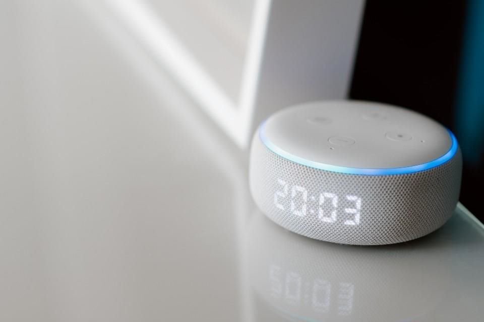 Amazon reveló función de Alexa que le permitiría imitar la voz de de una persona tras escucharle, incluso de grabaciones de un fallecido.
