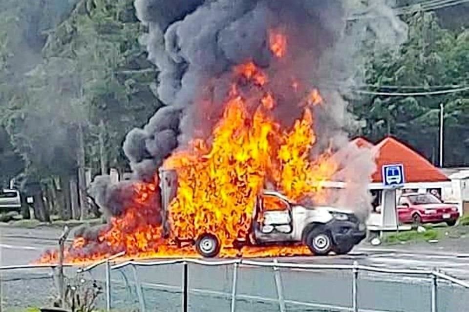 Además de bloquear carreteras y vías del tren, maestros de la CNTE quemaron ayer vehículos.