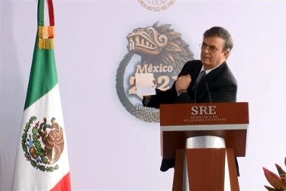 Ebrard durante la inauguración de una oficina para pasaportes en la ciudad de Puebla.