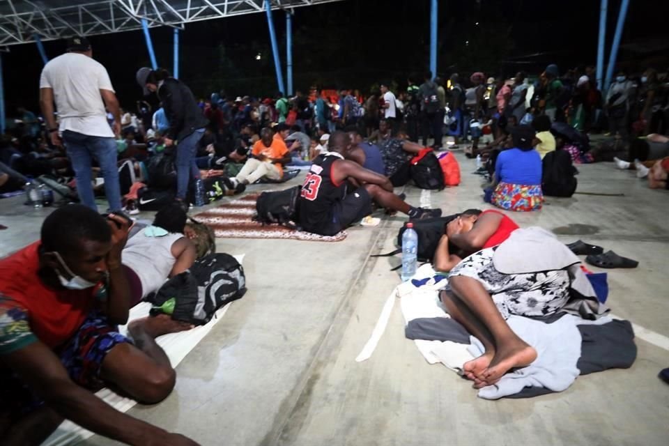 Grupos de migrantes reunidos ayer en Huixtla.