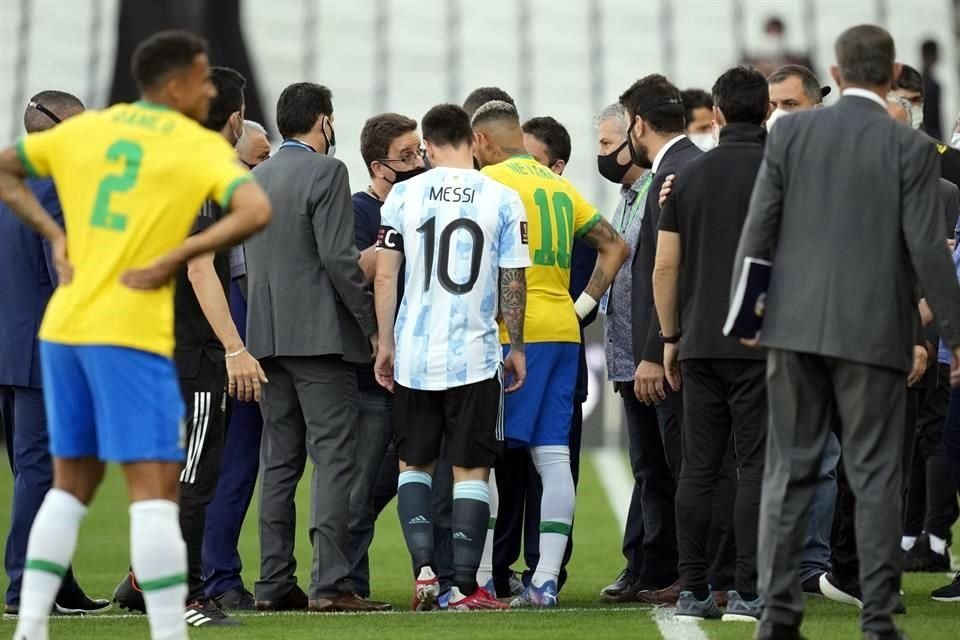 Argentina ya no salió al terreno de juego luego de que los delegados sanitarios intentaron detener a cuatro jugadores de la Albiceleste.
