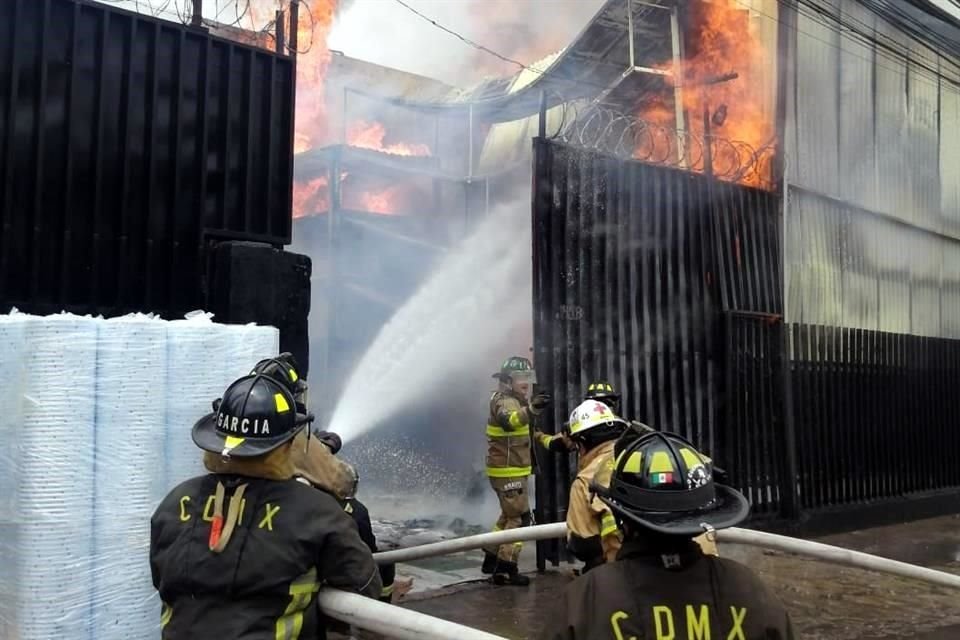 Debido al incendio en una fábrica para procesar alimentos en el municipio de Tlalnepantla fueron desalojadas 70 personas.