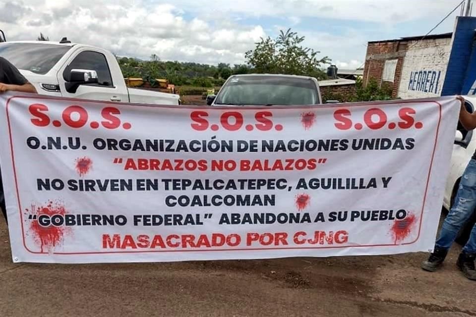 Desplazados de Michoacn exigieron ayuda en Batalln Militar de Apatzingn ante violencia del narco y acusaron a Gobierno de abandonarlos.