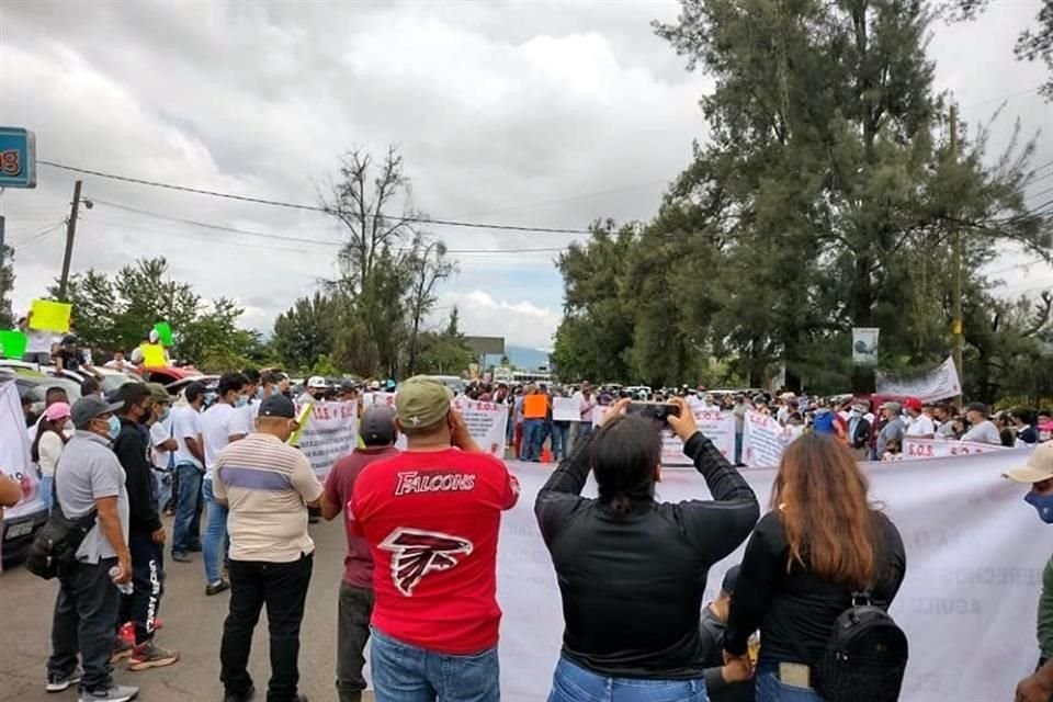 Desplazados de Michoacán exigieron ayuda en Batallón Militar de Apatzingán ante violencia del narco y acusaron a Gobierno de abandonarlos.