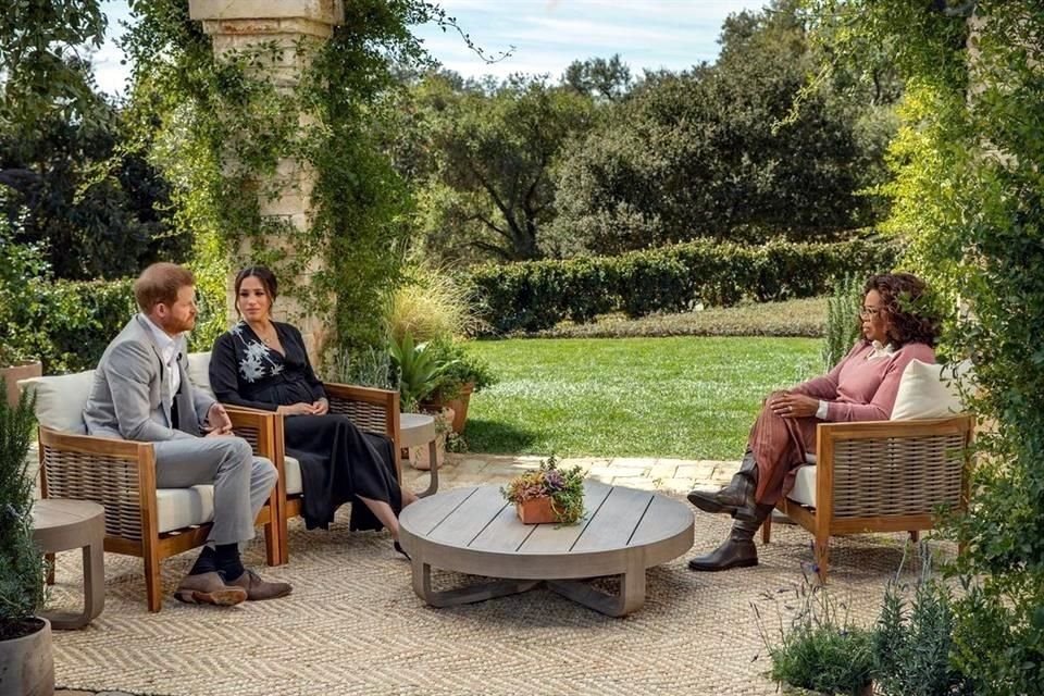 El Príncipe Enrique y Meghan Markle fueron abucheados cuando se reprodujo en Reino Unido un clip de su controvertida entrevista con Oprah.