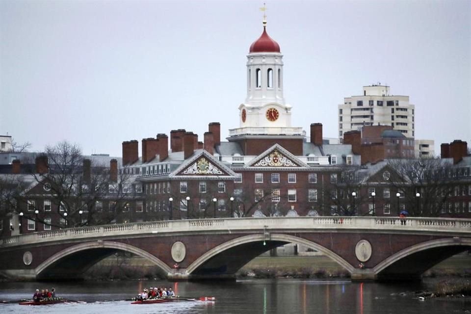 La Universidad de Harvard acabará sus inversiones en combustibles fósiles, luego de años de presión para que lo hiciera.
