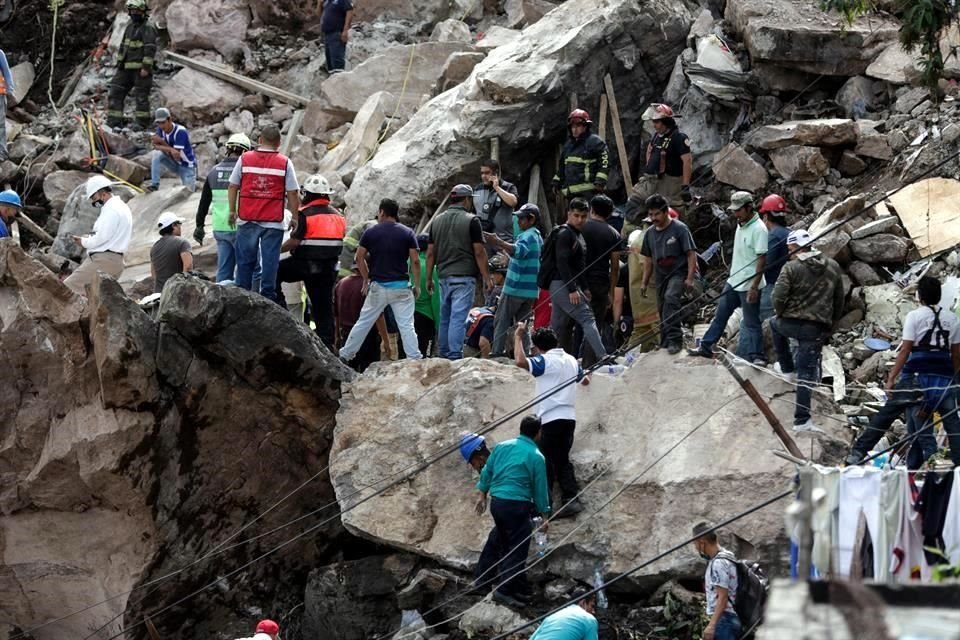 Un deslave de rocas ocurrió en las faldas del Cerro del Chiquihuite, en la Colonia Lázaro Cárdenas Tercera Sección, en Tlalnepantla, Estado de México.