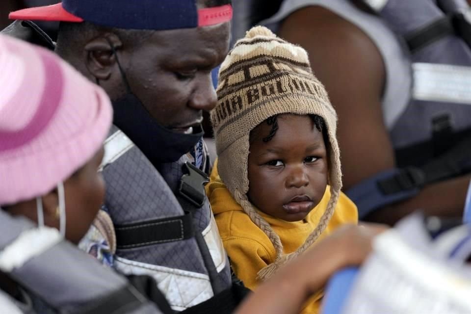 Migrantes haitianos, incluyendo a familias con hijos pequeños, toman las lanchas para llegar a la zona del Darién.