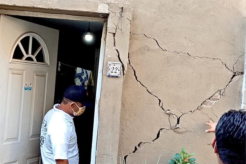 Sólo personal de Protección Civil ha asistido al fraccionamiento Pedregal de Cantaluna, en Acapulco, donde los habitantes reportan daño en 80 por ciento de las viviendas 