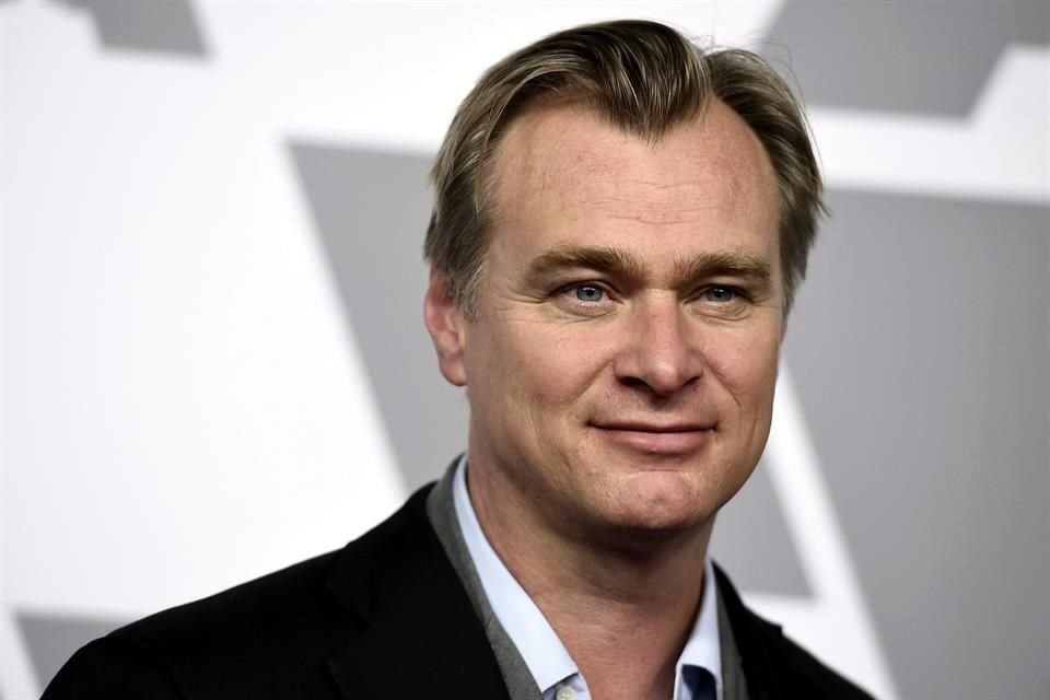 Tras varias negociaciones, el cineasta Christopher Nolan escogió a Universal Pictures para impulsar su nuevo filme, sobre creador de la bomba atómica.