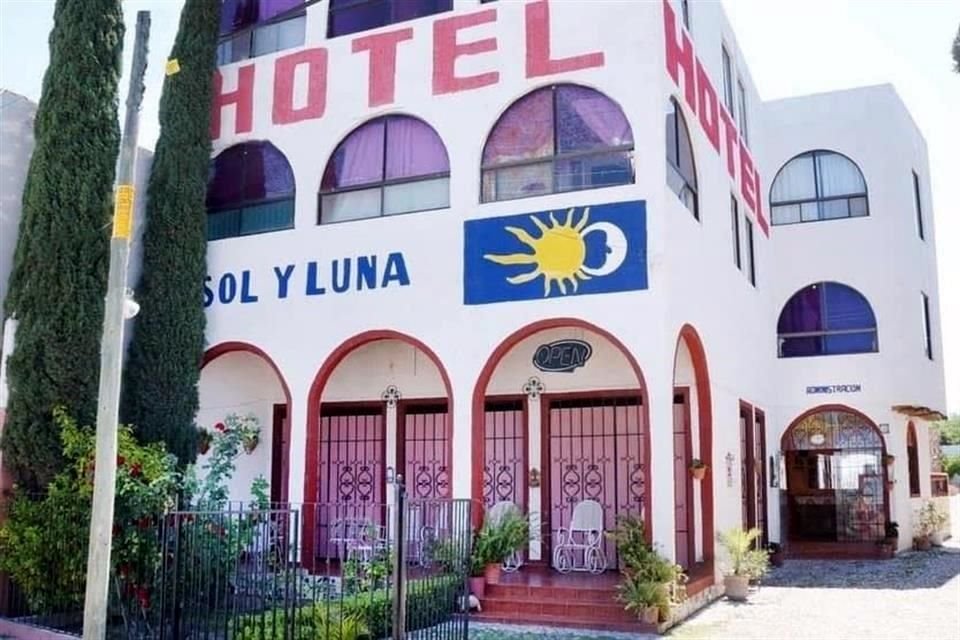 El comando llegó a bordo de tres camionetas y causó daños en las habitaciones.