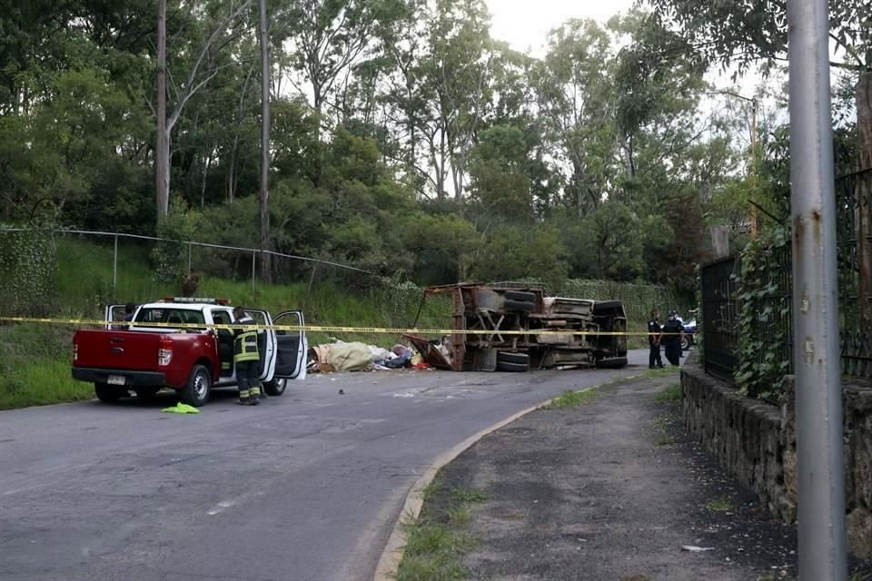 Un hombre falleció al volcarse una camioneta de basura en el Parque Nacional Bosque de los Remedios, Naucalpan.