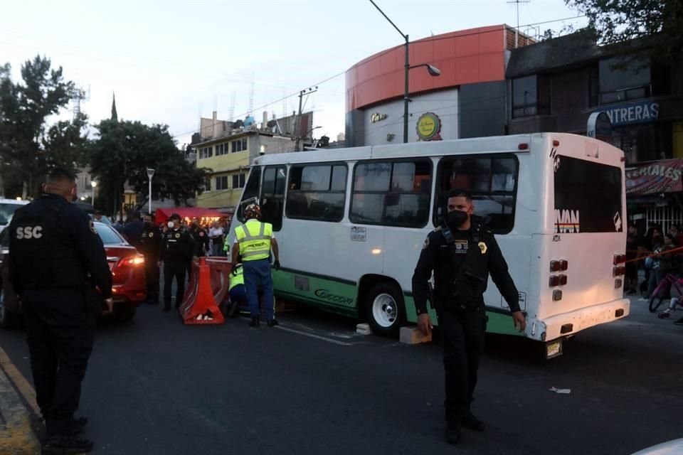 Una mujer de la tercera edad falleció atropellada por un microbús en Iztacalco.