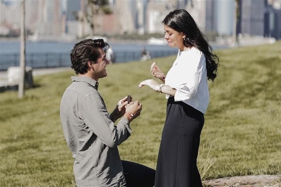Paulina Peña compartió en redes imágenes del momento en que su novio, Fernando Tena, le propuso matrimonio.