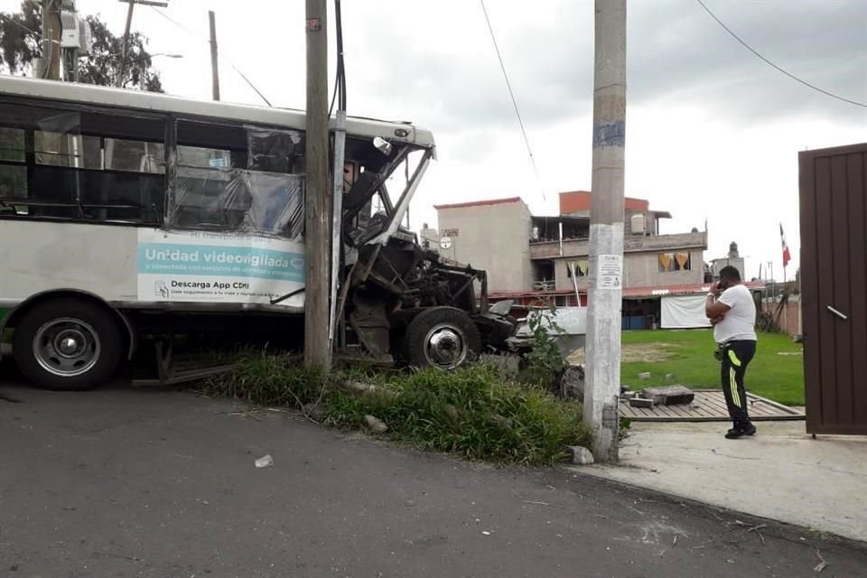 Luego que al parecer un micro se quedara sin frenos, chocó un taxi y luego atropelló a una mujer y su hijo; la madre falleció en el lugar, en Barrio de la Candelaria, Xochimilco.