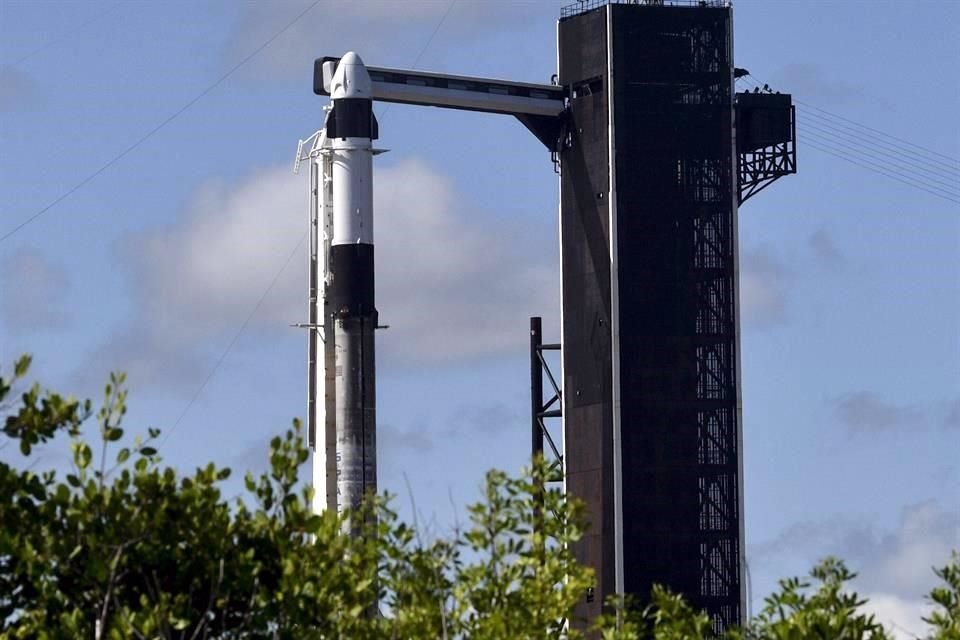 El cohete de SpaceX Falcon 9 en la plataforma 39A del Centro Kennedy de la NASA en Florida.