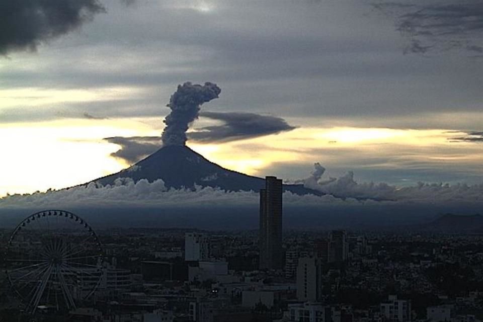 El volcán Popocatépetl lanzó una columna de vapor y gases de casi 2 km de altura, lo que provoca caída de cenizas en municipios mexiquenses y algunas alcaldías.