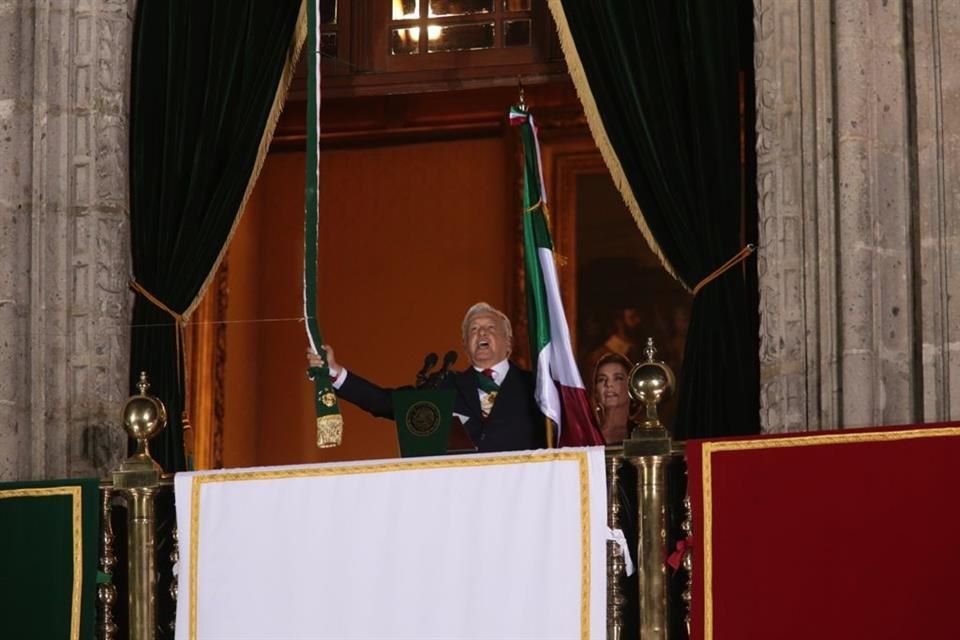 El Presidente López Obrador dio el Grito para conmemorar el 211 aniversario de la Independencia, frente a una plancha del Zócalo vacía.