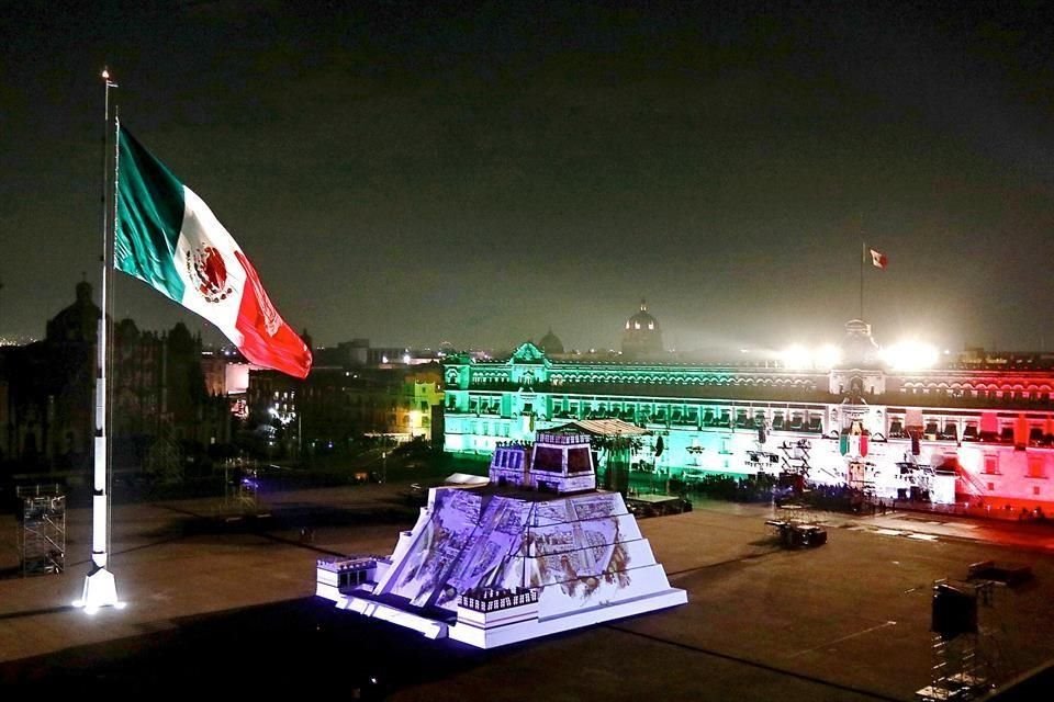 La plancha del Zócalo capitalino lució vacía, iluminado con la proyección de videos sobre la réplica de la pirámide del Templo Mayor, música y pirotecnia.