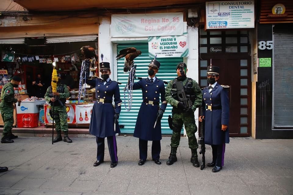 Integrantes de las Fuerzas Armadas posan para la foto.
