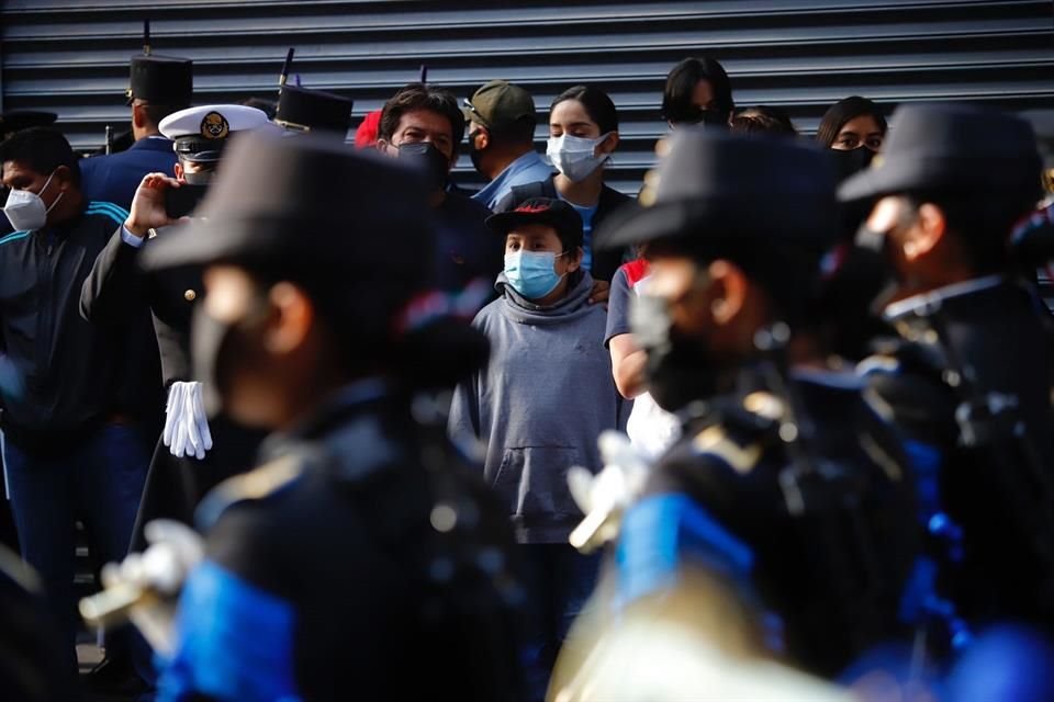 Cientos de capitalinos acudieron a las inmediaciones del Zócalo.