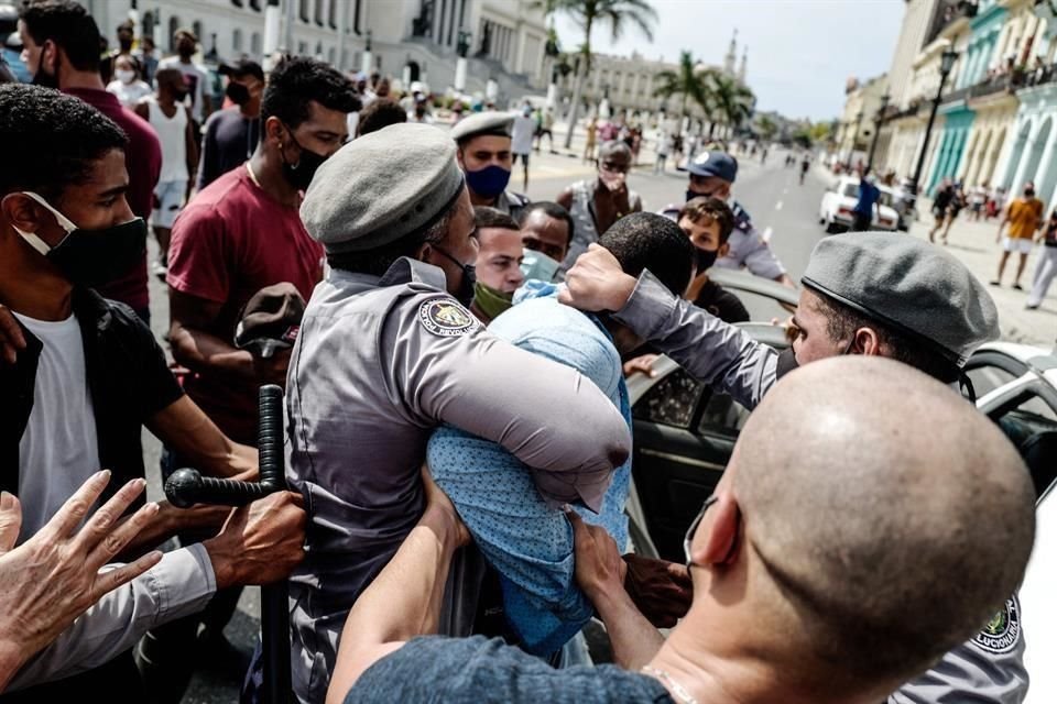 Un hombre es arrestado el 11 de julio en las calles de la Habana en una manifestación contra el Gobierno del Presidente cubano, Miguel Díaz Canel.