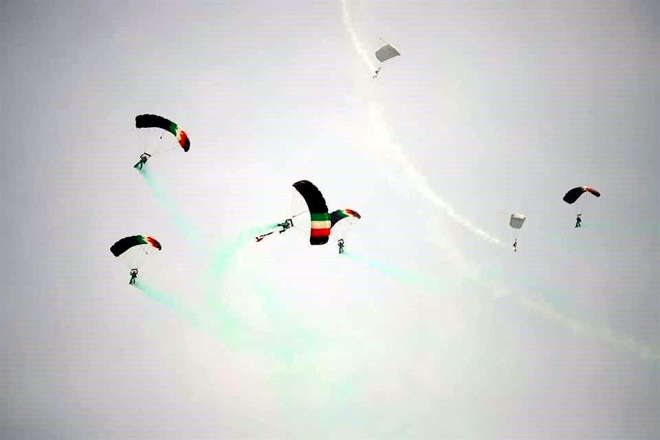 Fusileros paracaidistas prendieron el ánimo de la gente al realizar una serie de exhibiciones durante Desfile Militar.