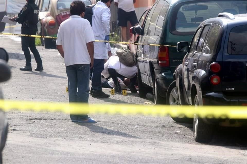Sobre las calles, Santa Isabel Tola y Manuel Ávila Camacho, en la Colonia Benito Juárez, quedó junto a un auto, el cuerpo de un hombre, de 50 años de edad.