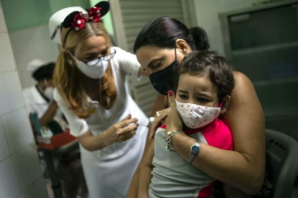Una mujer sostiene a su hija mientras le inyectan  una dosis de la vacuna contra Covid-19 Soberana-02m en La Habana, Cuba.
