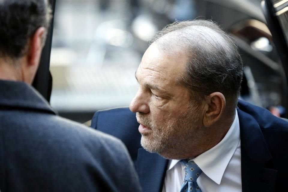 El productor Harvey Weinstein fue acusado en secreto de cargos de violación por un jurado en Los Ángeles.