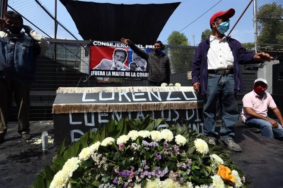 En la protesta frente al INE, fueron colocados un ataúd y coronas de flores.