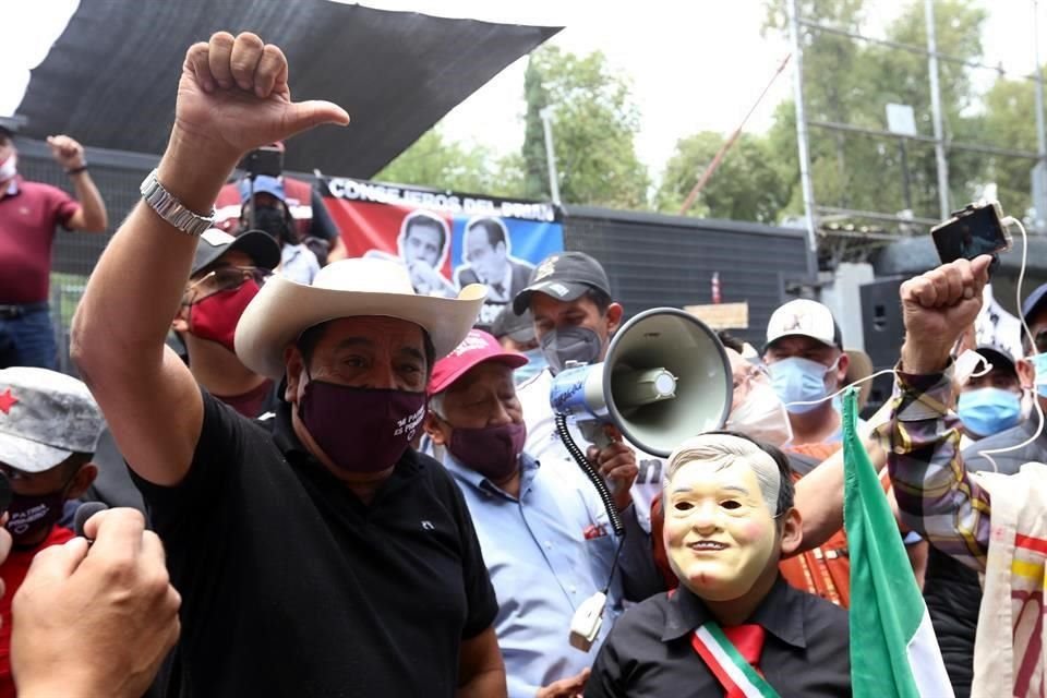 Félix Salgado, Aspirante a la Gubernatura de Guerrero, afuera de la sede nacional del INE.